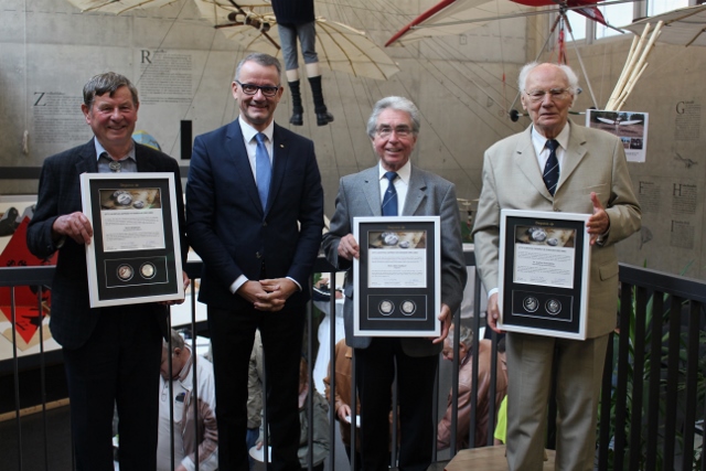 Horst Schwenzer (Vorsitzender Otto Lilienthal Verein), Wolfgang Wrzesniok-Roßbach (Degussa), Dieter Kallbach (Flugkapitän Lady Agnes), Dr. Joachim Grenzdörfer (DGLR) Horst Schwenzer (Vorsitzender Otto Lilienthal Verein), Wolfgang Wrzesniok-Roßbach (Degussa), Dieter Kallbach (Flugkapitän Lady Agnes), Dr. Joachim Grenzdörfer (DGLR)