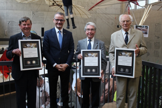 Horst Schwenzer (Vorsitzender Otto Lilienthal Verein), Wolfgang Wrzesniok-Roßbach (Degussa), Dieter Kallbach (Flugkapitän Lady Agnes), Dr. Joachim Grenzdörfer (DGLR)