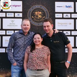 Jürgen Hass Clubvorstand GC Fürth (links) und Daniel Patrick Langer (rechts) mit der Degussa Niederlassungsleiterin Mary-Grace Bertamann.