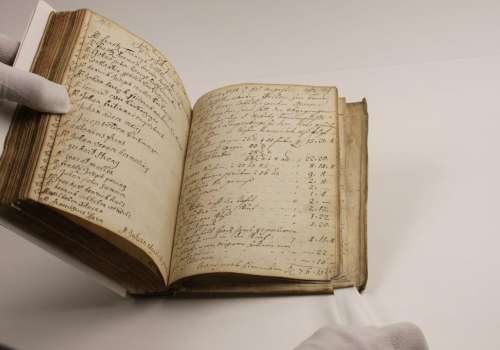 Restauriertes Buch der Goldschmiedebruderschaft Restauriertes Buch der Goldschmiedebruderschaft